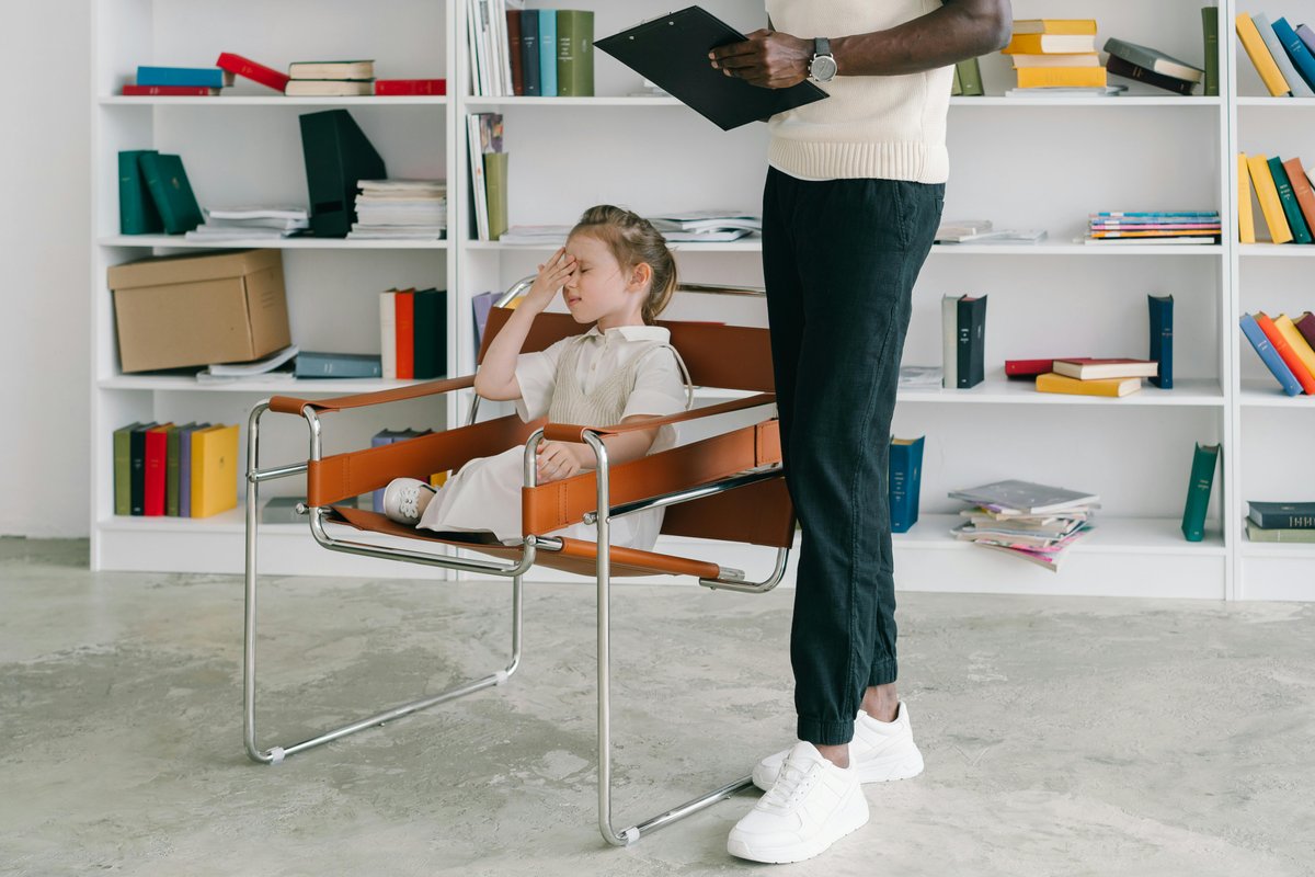 Child participating in an apraxia speech therapy session with a qualified speech pathologist